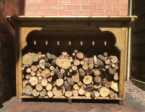 How to store logs and keep them dry for winter