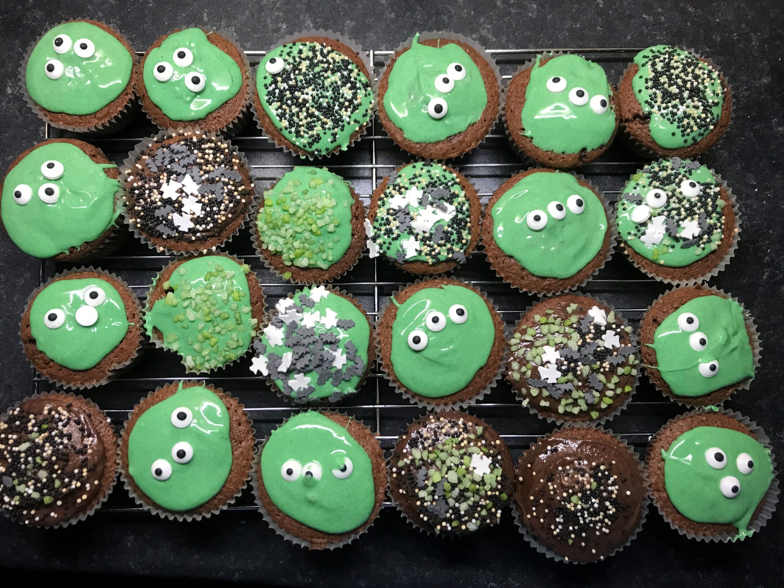 Halloween Recipe: Creepy Chocolate Cupcakes - HodgePodgeDays