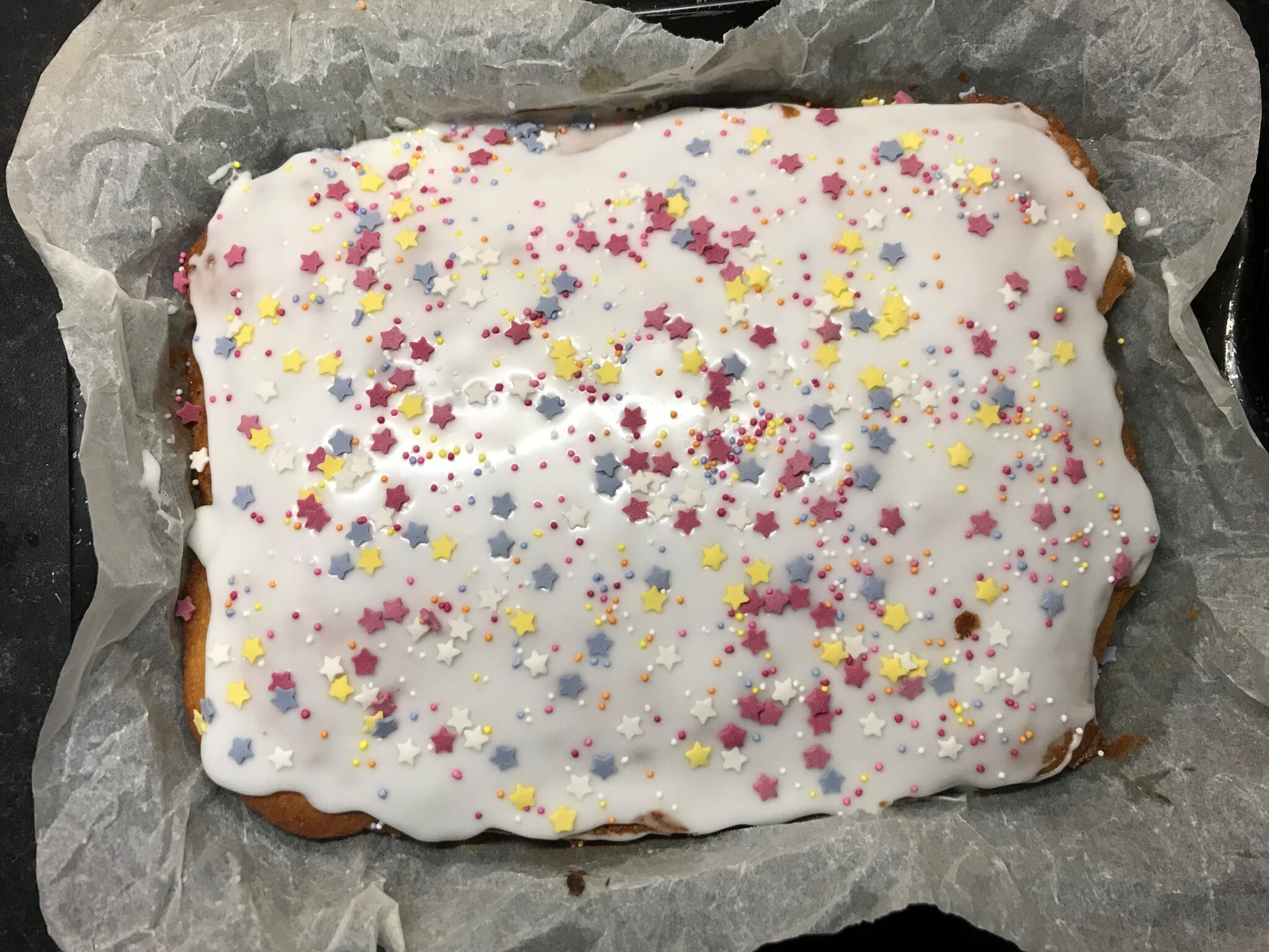 recipe-school-dinner-style-sprinkle-sponge-cake-hodgepodgedays