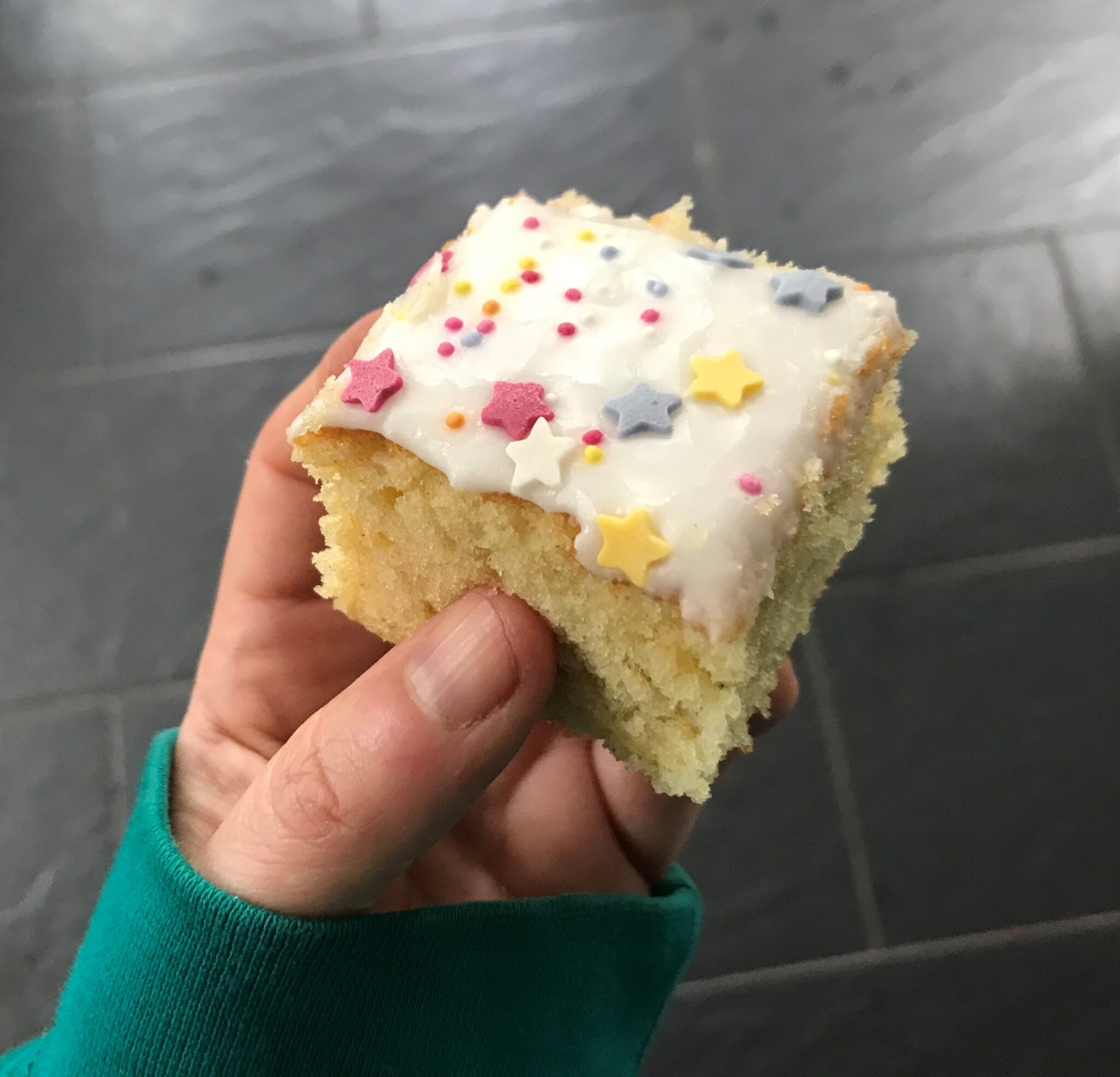 recipe-school-dinner-style-sprinkle-sponge-cake-hodgepodgedays